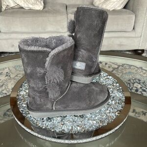 Dream Pair gray shorty pompoms.  Girls size 4.